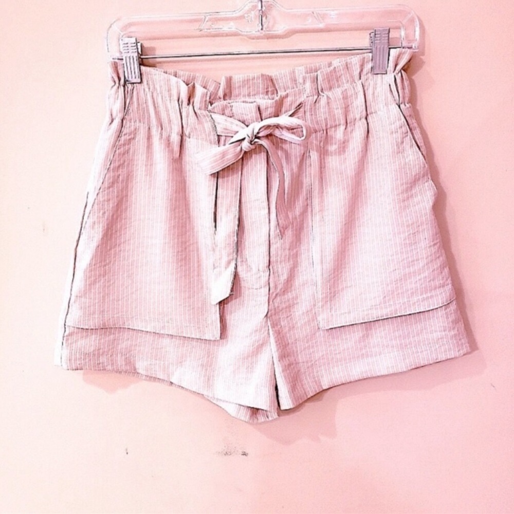 💜 5 for $25 or 3 for $18 Glam tan shorts with white stripes. High waisted